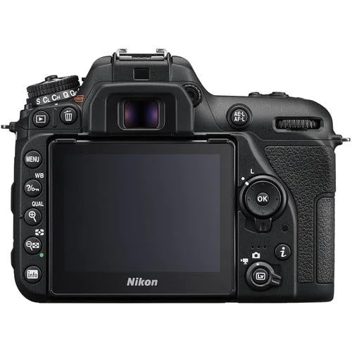 Nikon D7500 DSLR with 18-300mm Lens Kit